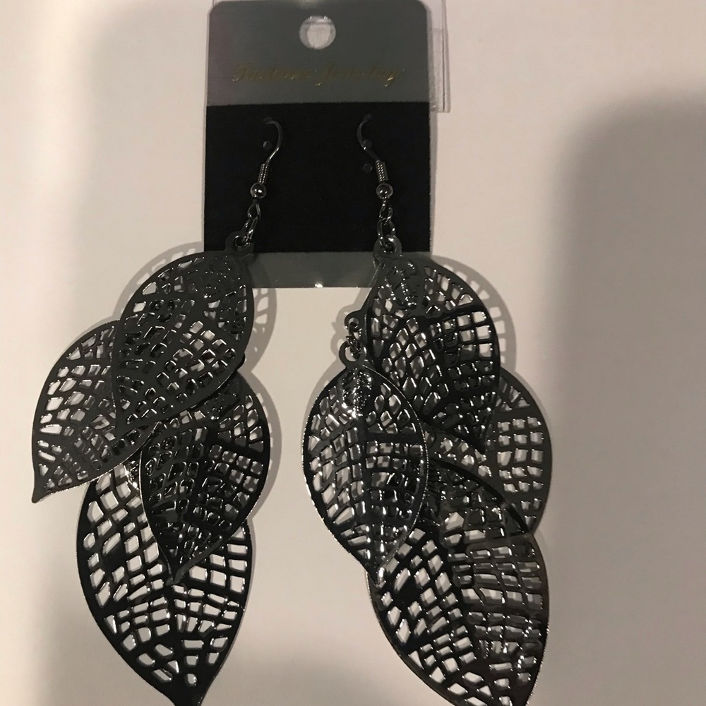 Dangle Earrings.   CL/GR06